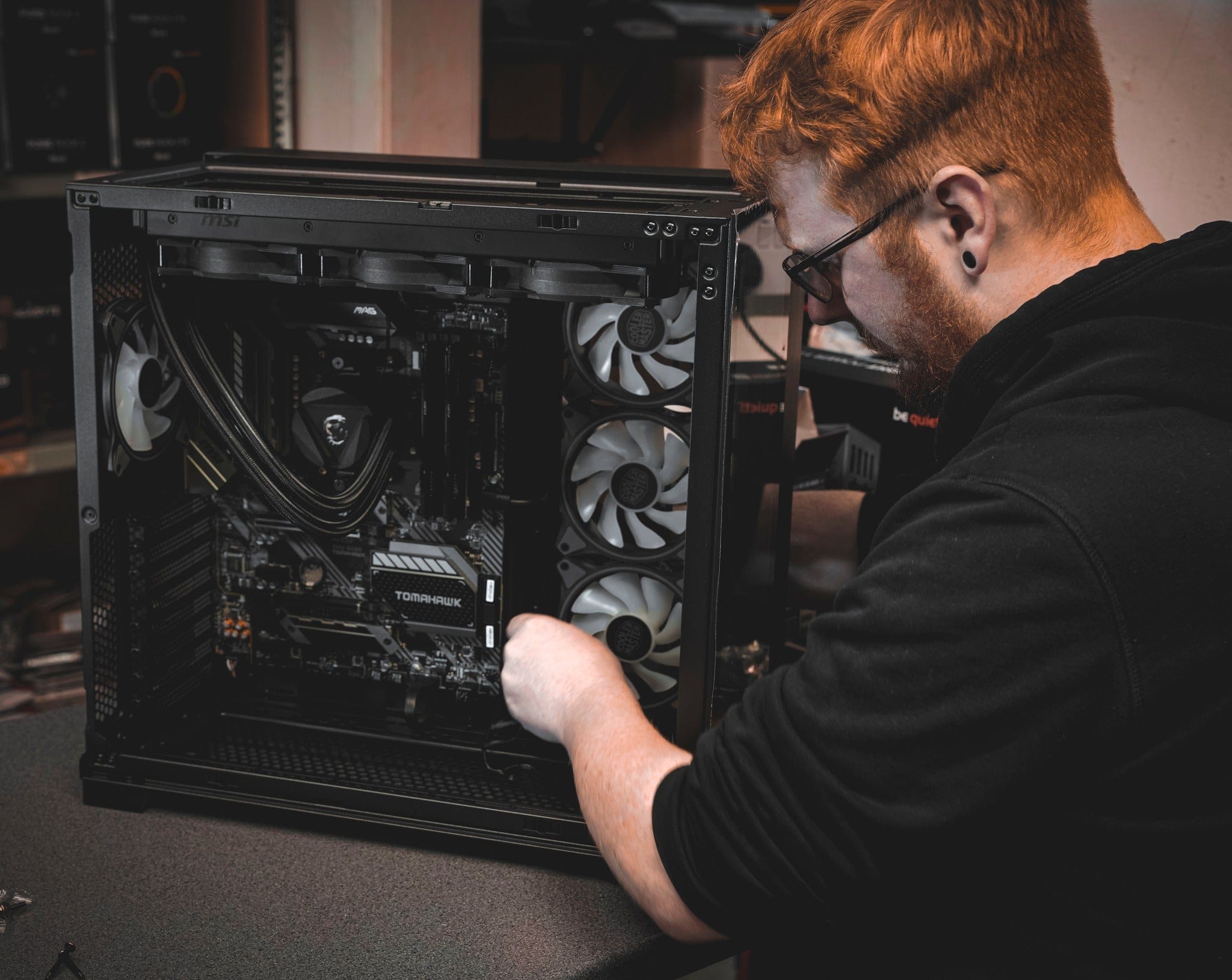 Técnico montando computador personalizado